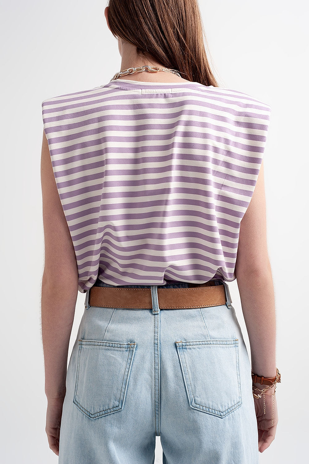 Camiseta sin mangas con hombreras en rayas moradas