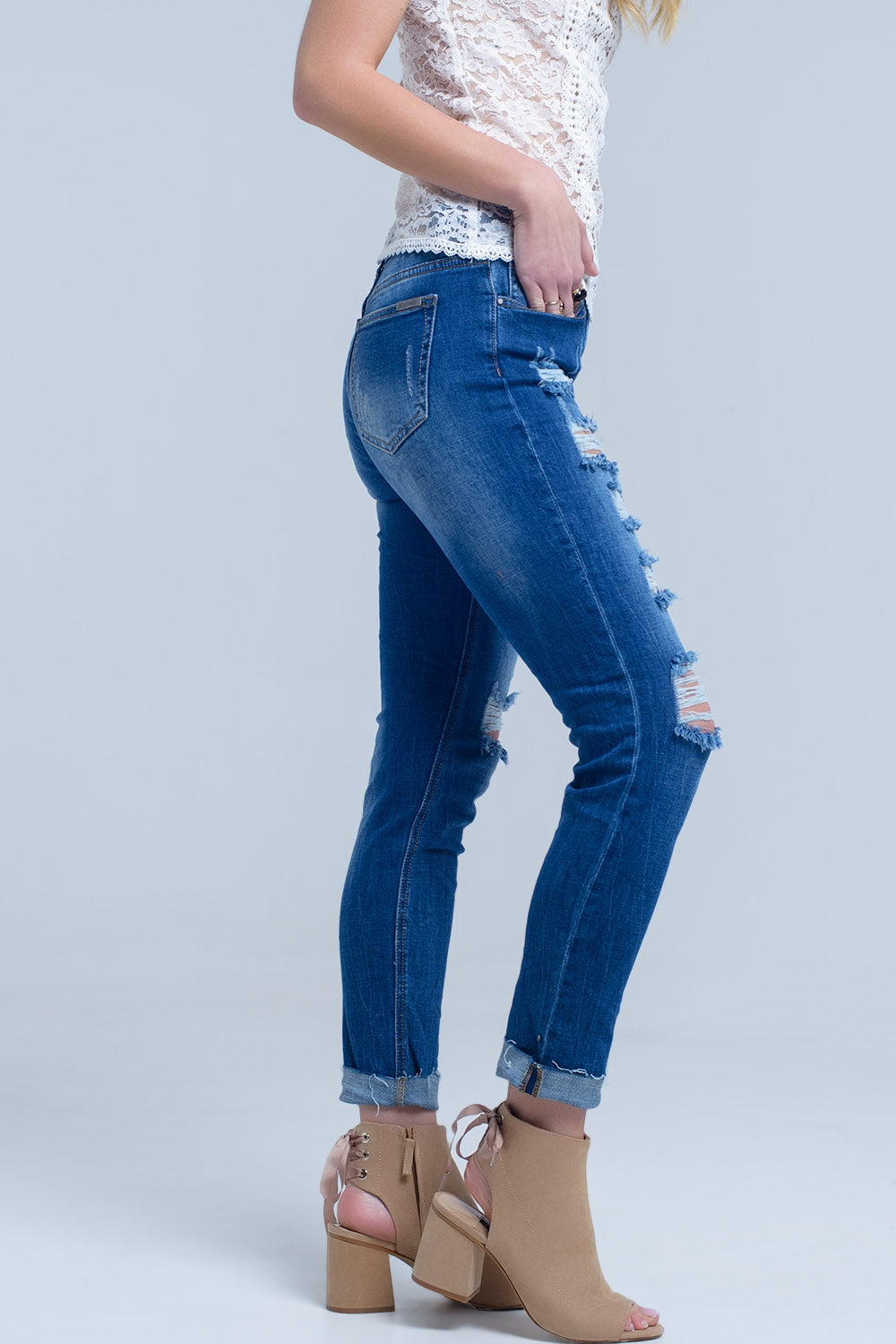 Jean con roturas deshilachadas y puños sin rematar