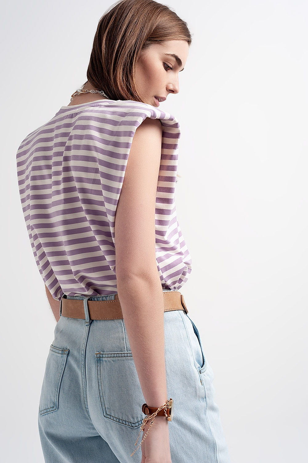 Camiseta sin mangas con hombreras en rayas moradas