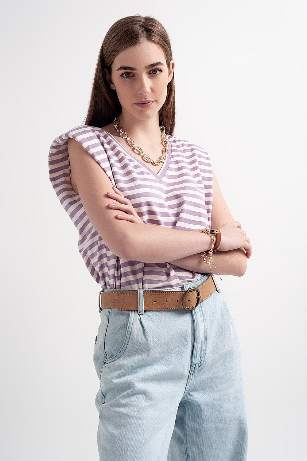 Camiseta sin mangas con hombreras en rayas moradas