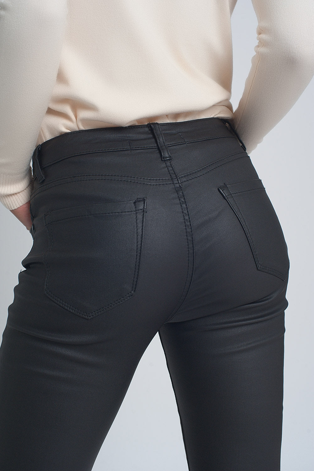 Pantalones pitillo de piel sintética en color negro
