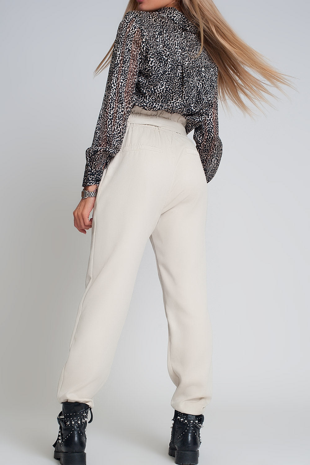 Pantalones ligeros con lazo en la cintura en color beige