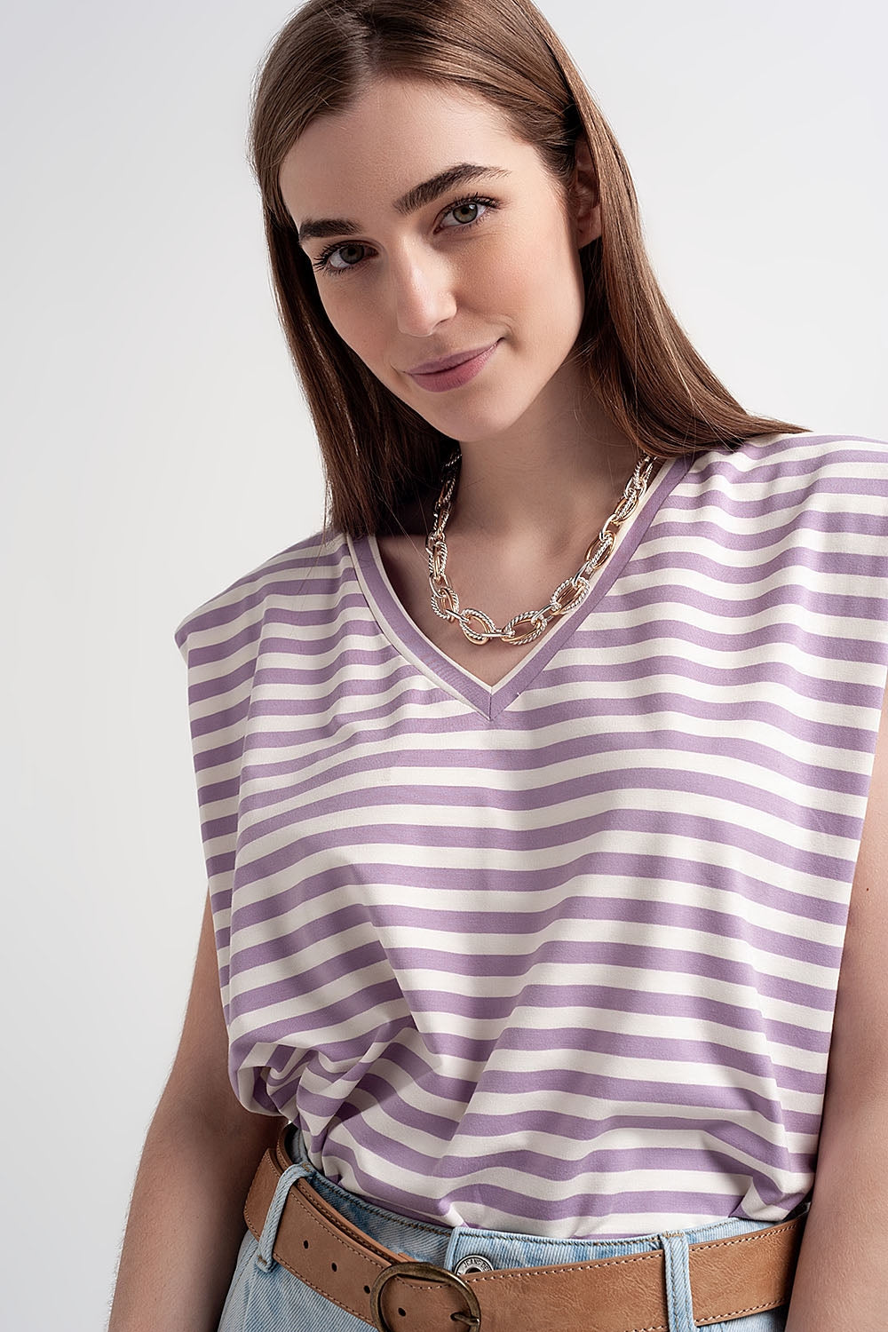Camiseta sin mangas con hombreras en rayas moradas