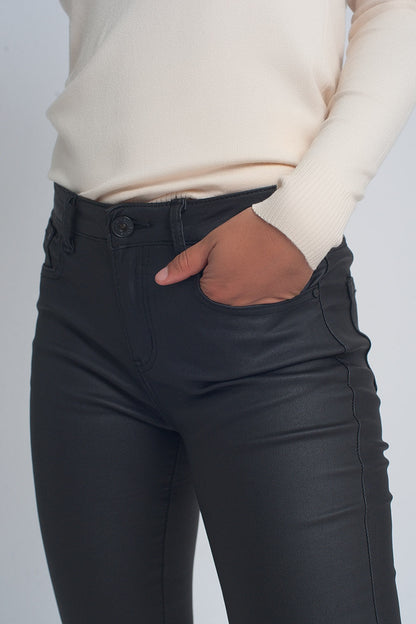 Pantalones pitillo de piel sintética en color negro