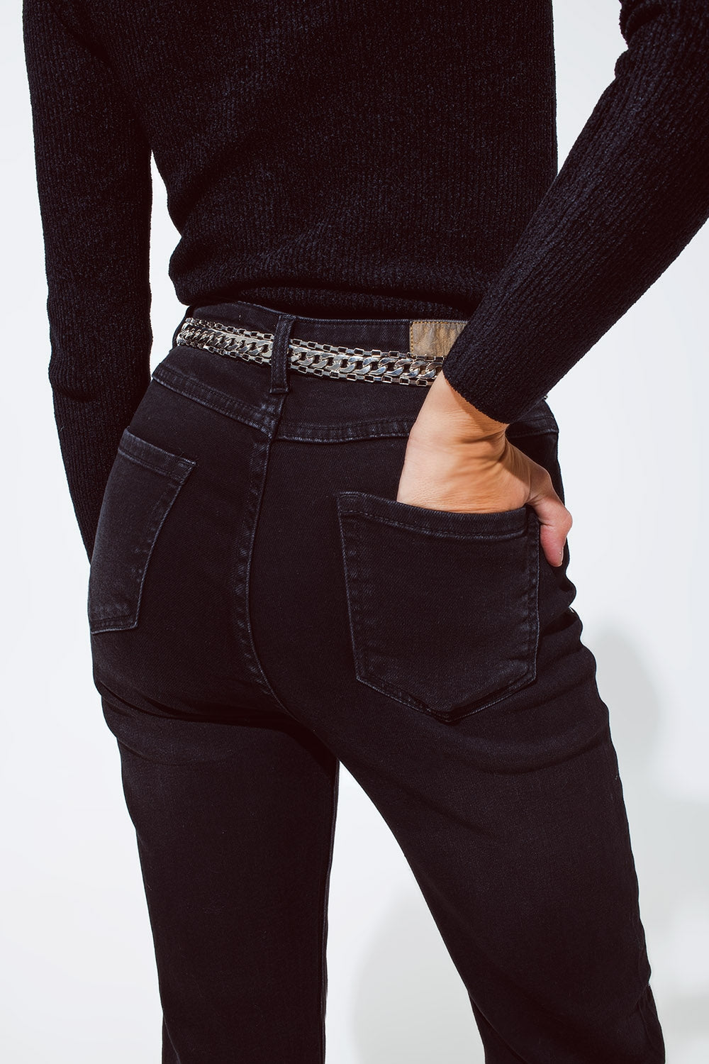 Vaqueros rectos en color negro con detalles de strass plateados