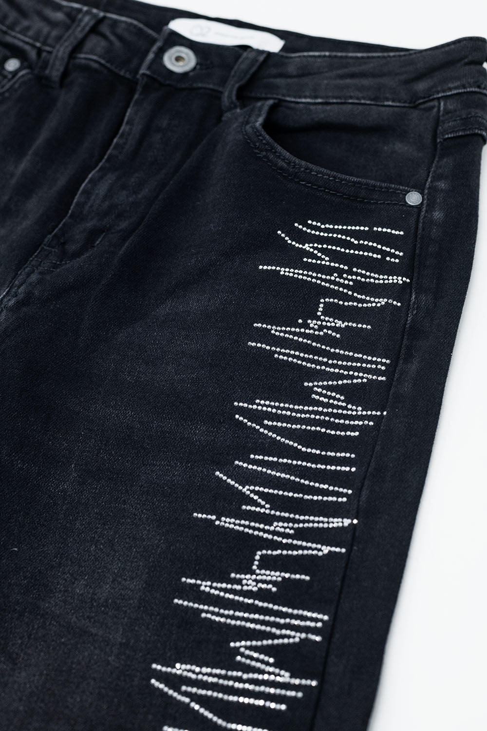 Vaqueros rectos en color negro con detalles de strass plateados