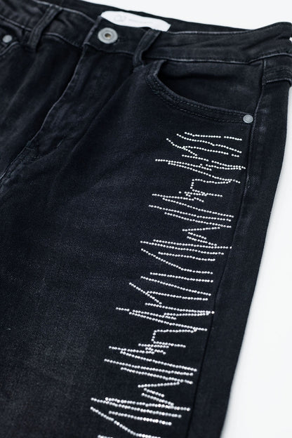 Vaqueros rectos en color negro con detalles de strass plateados