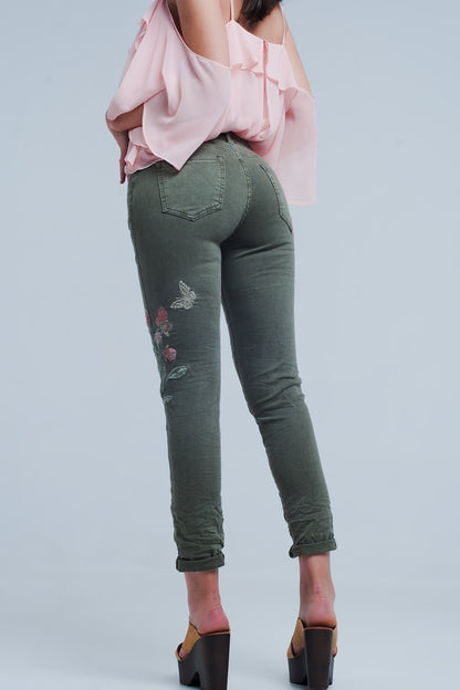 Jeans color caqui con flores bordadas