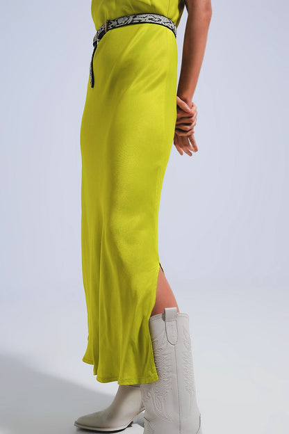 Vestido camisero de satén con tirantes finos y escote en V en color verde