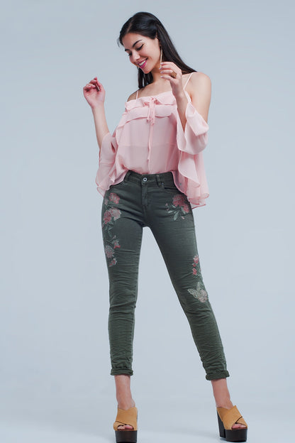 Jeans color caqui con flores bordadas