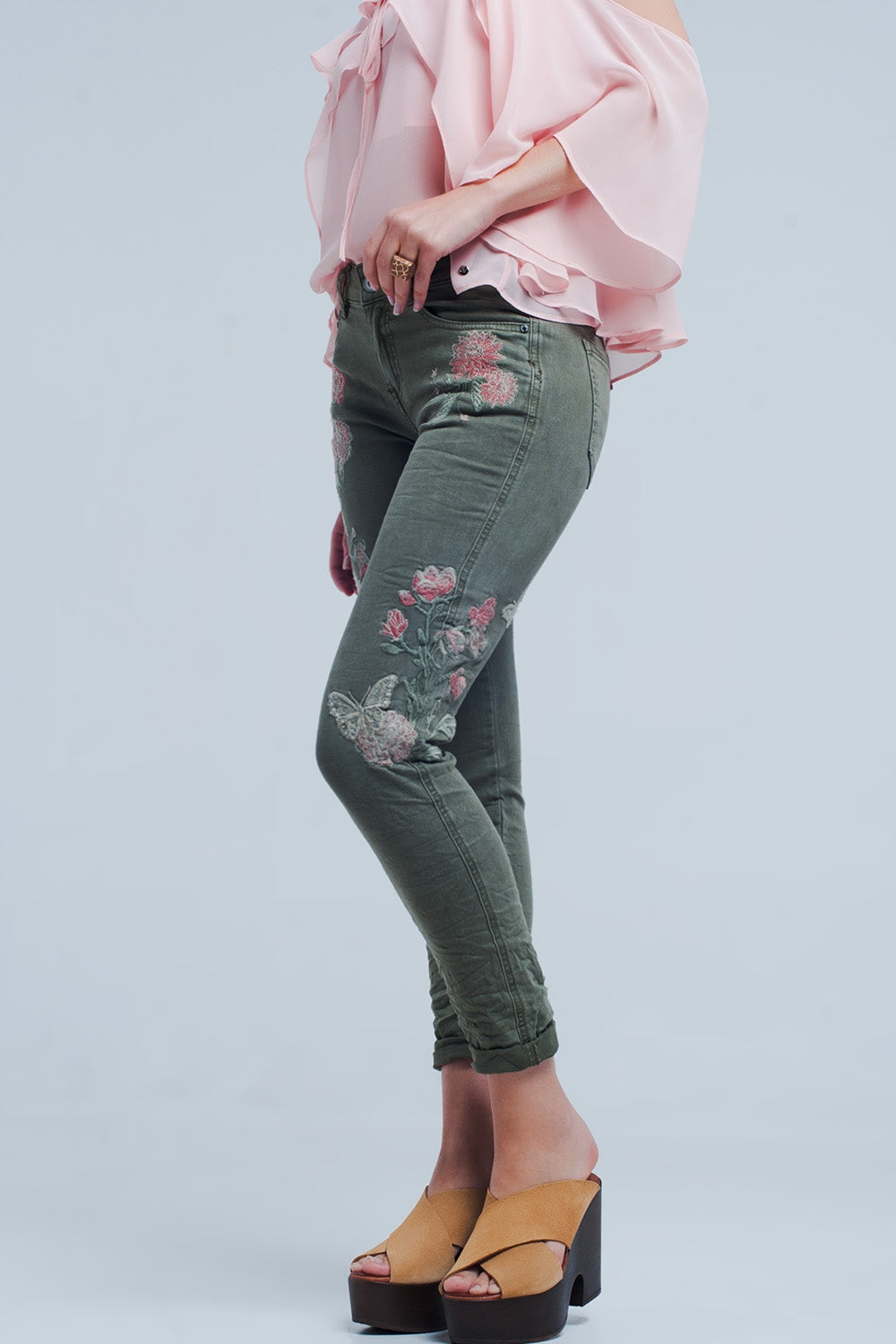 Jeans color caqui con flores bordadas
