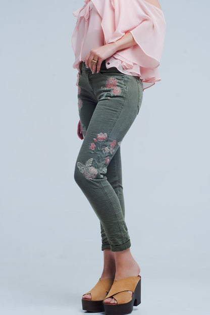 Jeans color caqui con flores bordadas