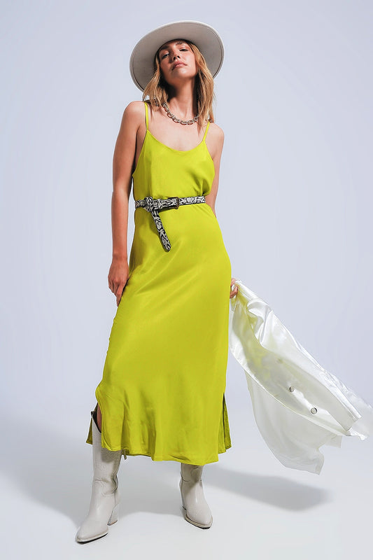 Vestido camisero de satén con tirantes finos y escote en V en color verde