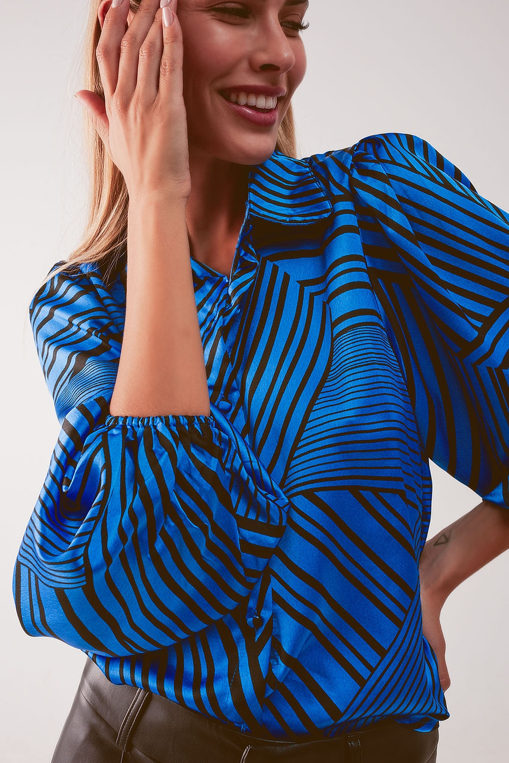 Blusa estampada con mangas abullonadas en color azul