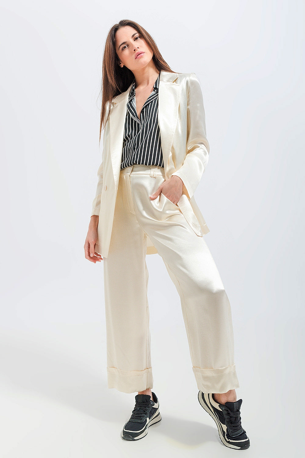 Blazer de satén en color crema