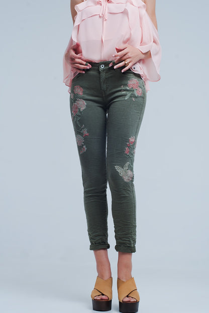 Jeans color caqui con flores bordadas