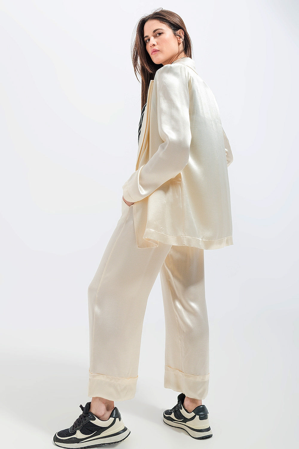 Blazer de satén en color crema