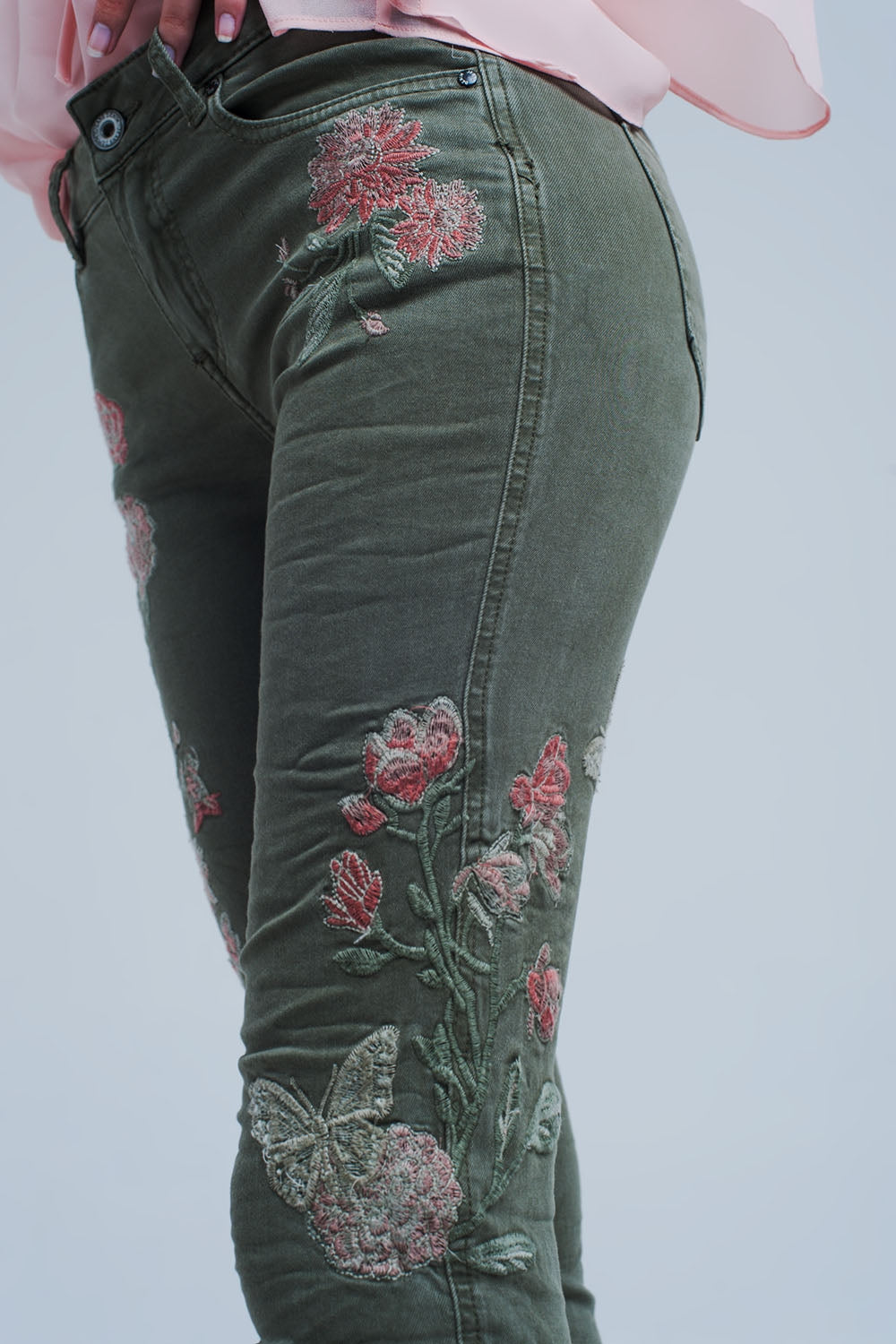 Jeans color caqui con flores bordadas