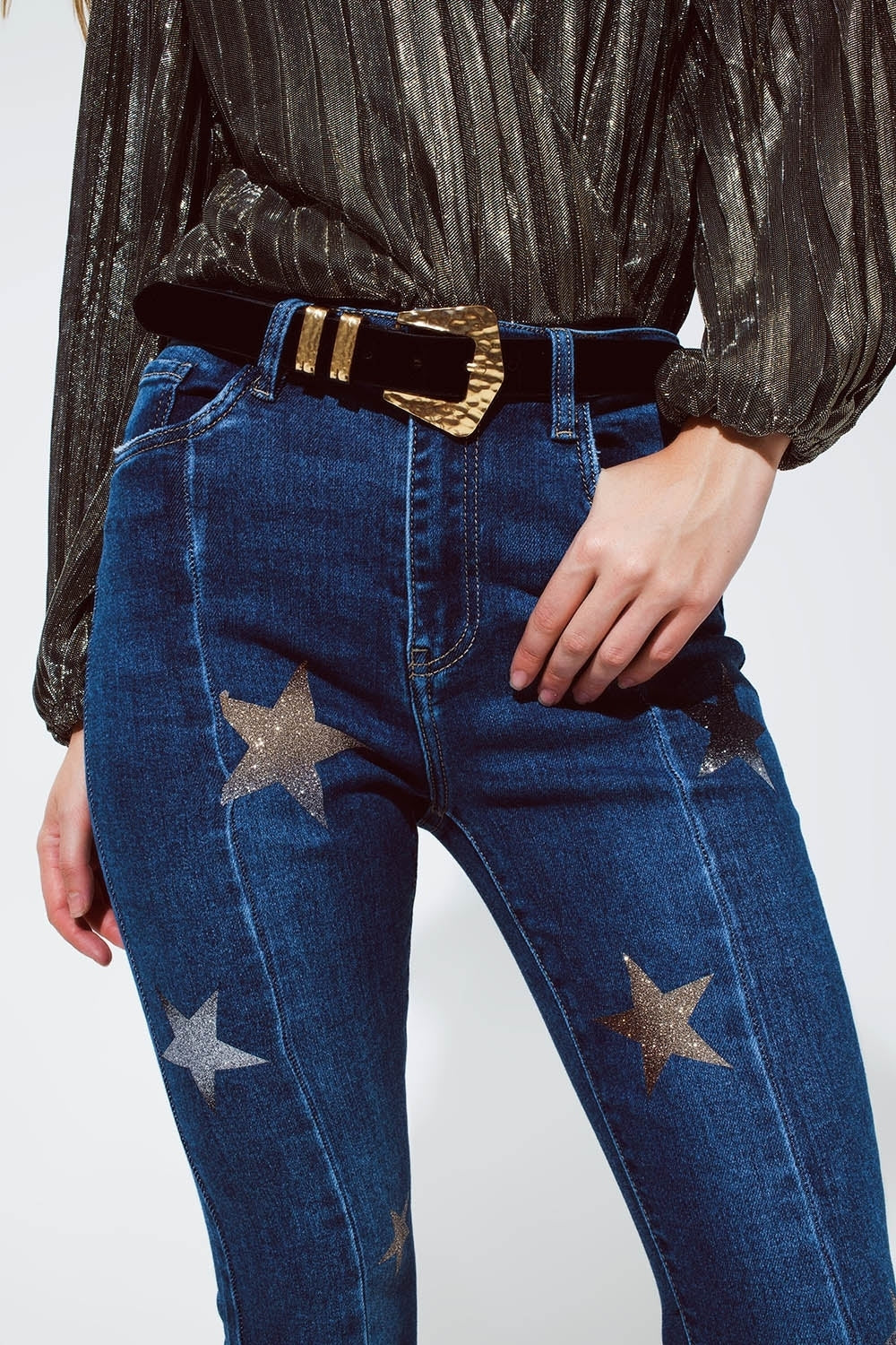 Vaqueros acampanados con detalle de estrellas brillantes en azul