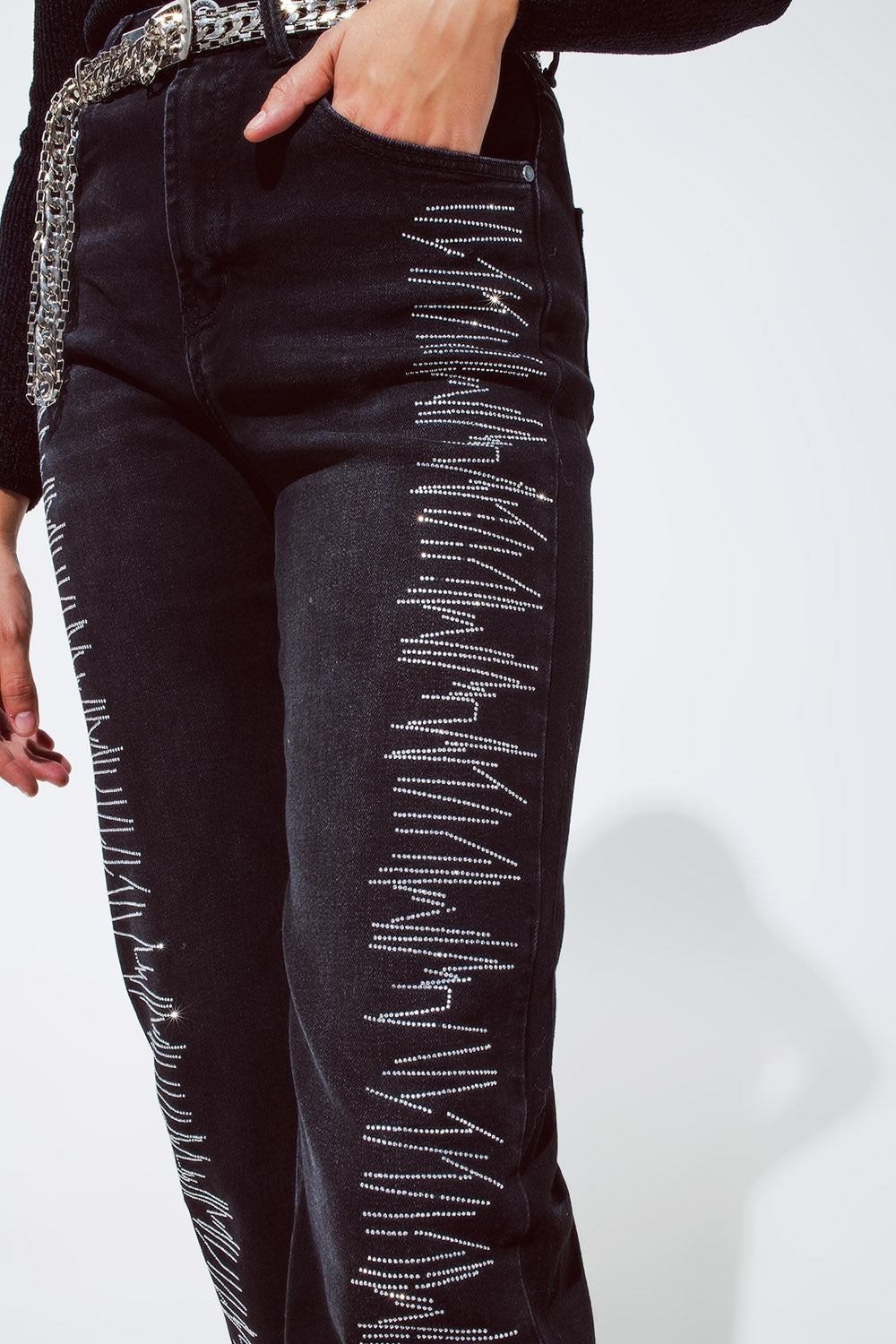 Vaqueros rectos en color negro con detalles de strass plateados