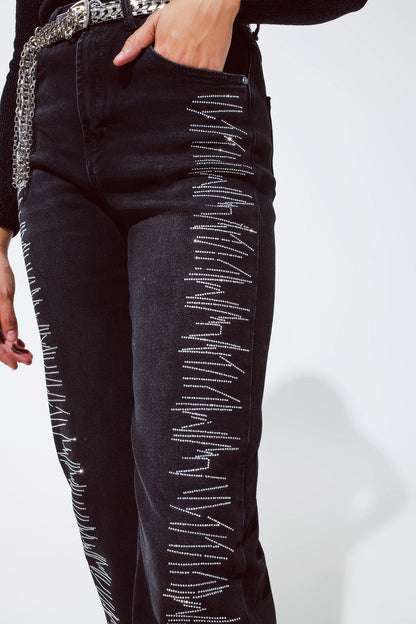 Vaqueros rectos en color negro con detalles de strass plateados