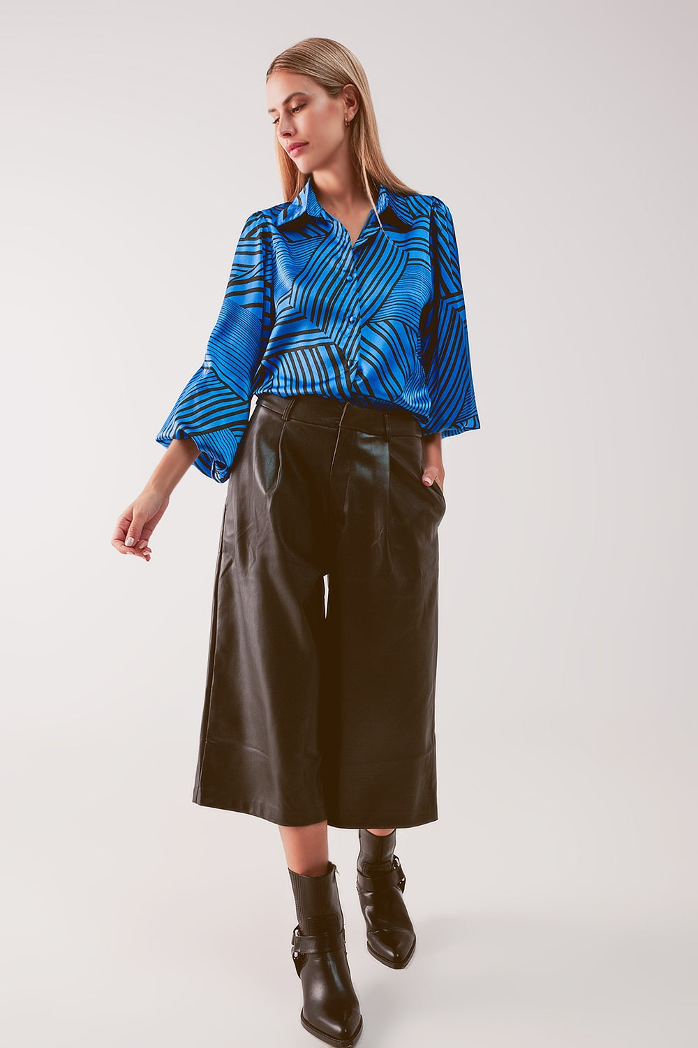 Blusa estampada con mangas abullonadas en color azul