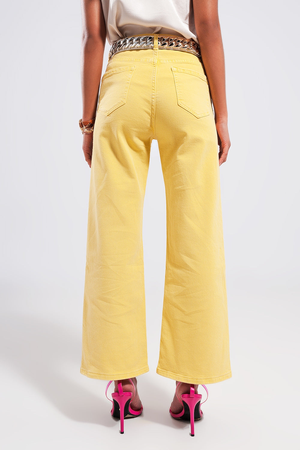 Vaqueros de pierna ancha en amarillo brillante