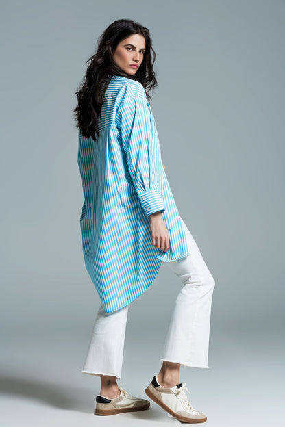 Blusa oversize celeste con rayas blancas
