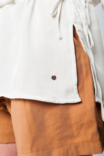 Blusa beige suave con cordón