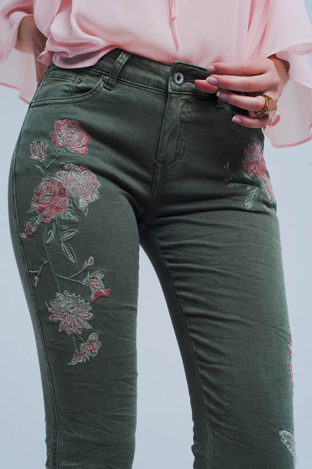 Jeans color caqui con flores bordadas