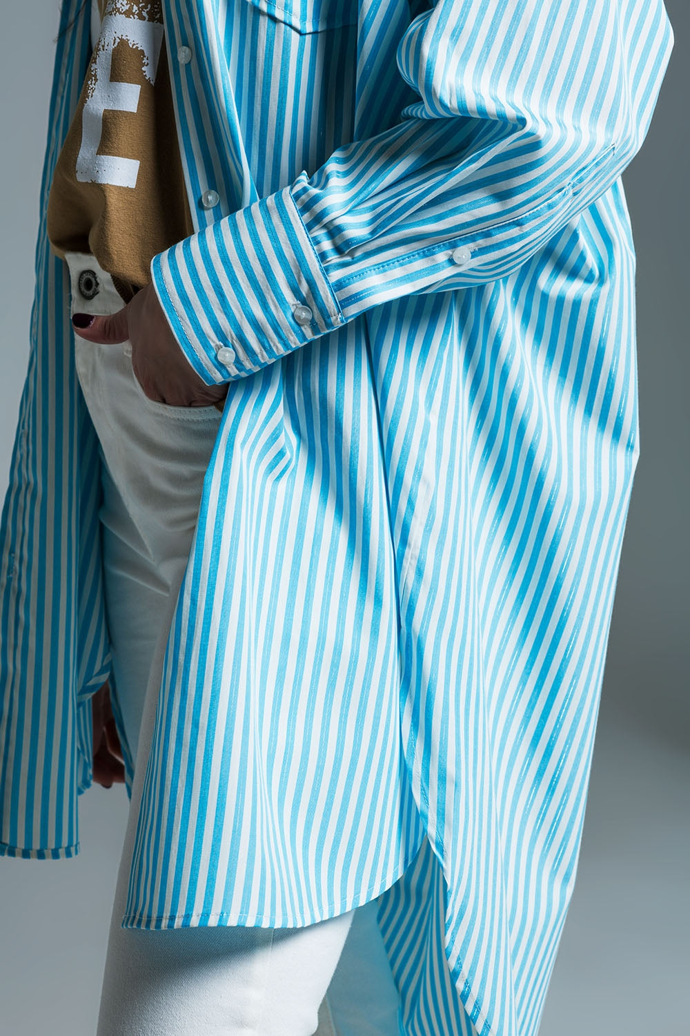 Blusa oversize celeste con rayas blancas