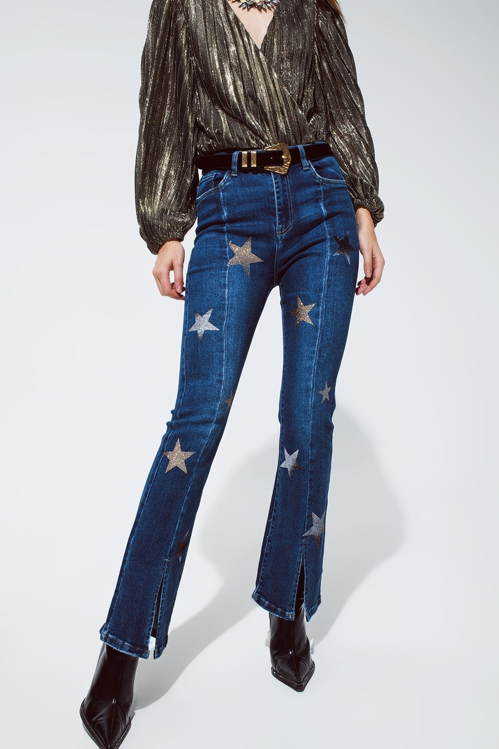 Vaqueros acampanados con detalle de estrellas brillantes en azul
