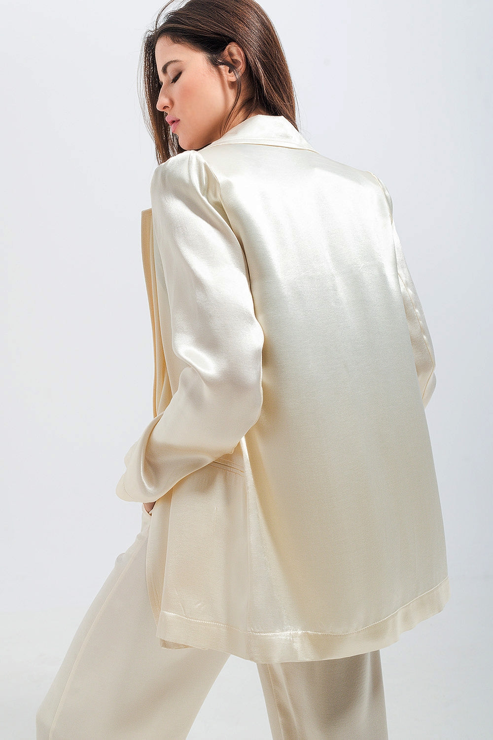 Blazer de satén en color crema
