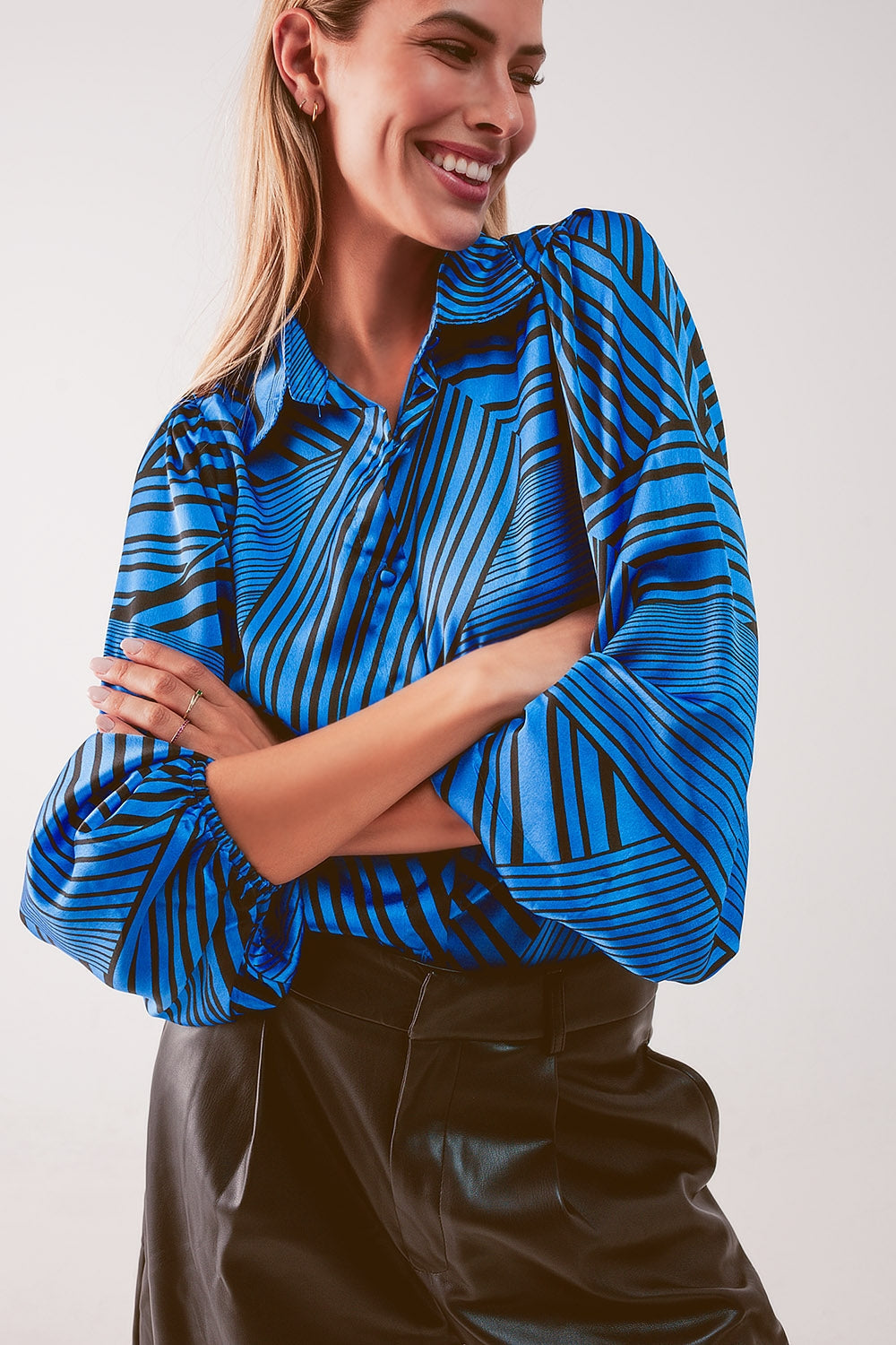 Blusa estampada con mangas abullonadas en color azul