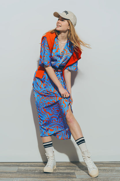 Vestido midi de satén con escote en V en azul