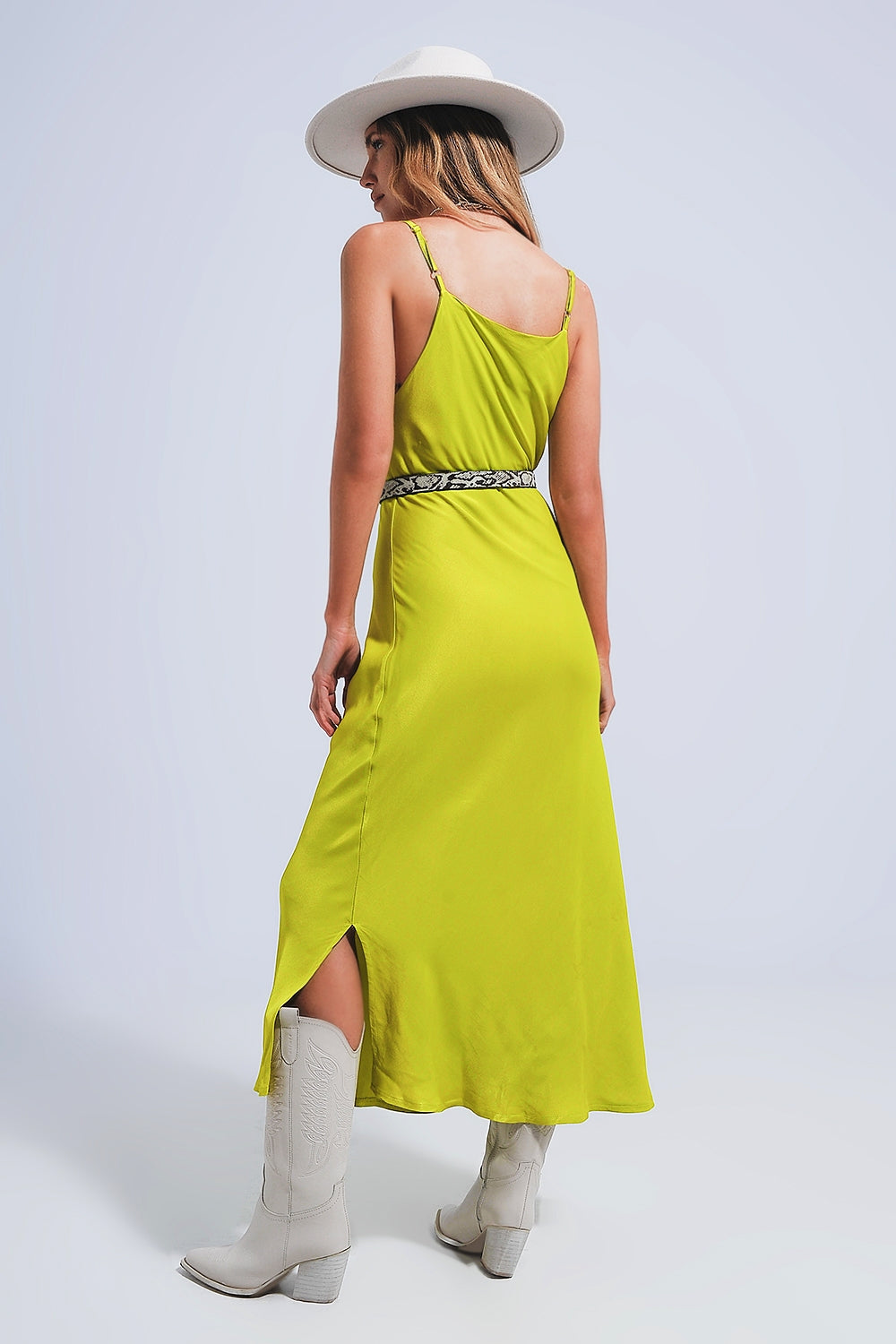 Vestido camisero de satén con tirantes finos y escote en V en color verde